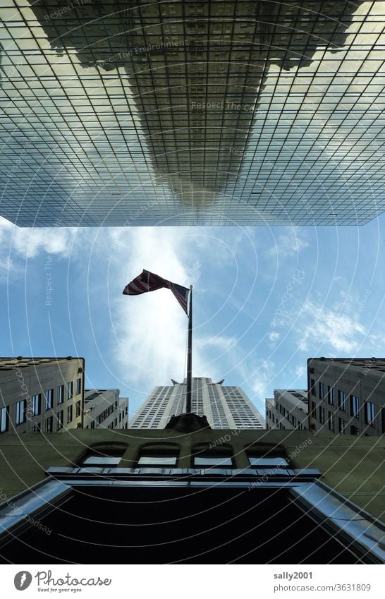 Froschperspektive in New York... Empire State Building Spiegelung New York City Hochhaus USA Amerika Wahrzeichen Manhattan Gebäude himmelwärts Himmel