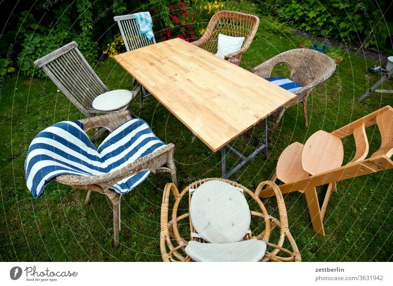 Stuhlkreis mit Tisch in der Mitte erholung familie ferien garten gartenmöbel gartenparty gemeinschaft gespräch gras kleingarten kleingartenkolonie kommunikation