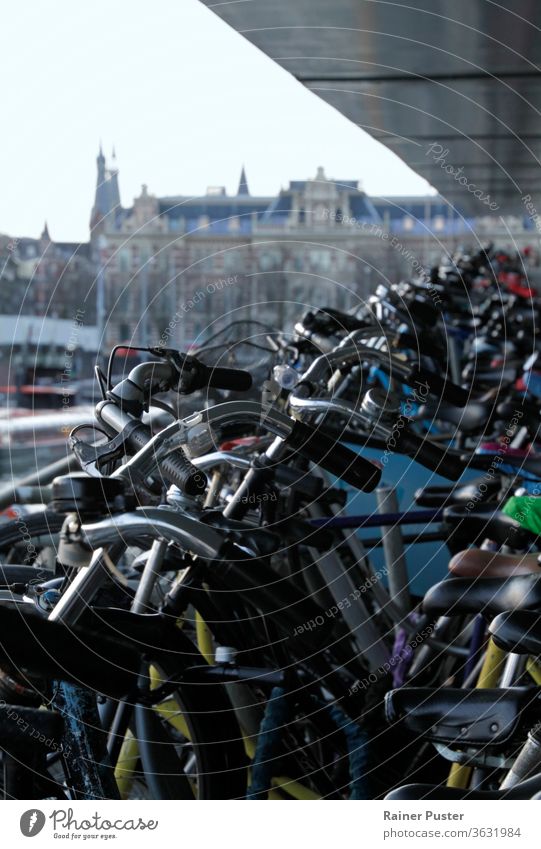 Fahrradparkplatz in Amsterdam, Niederlande Hintergrund Fahrräder holländisch Europa Parkplatz Stellplatz Reihen von Fahrrädern Station Sonnenuntergang Verkehr