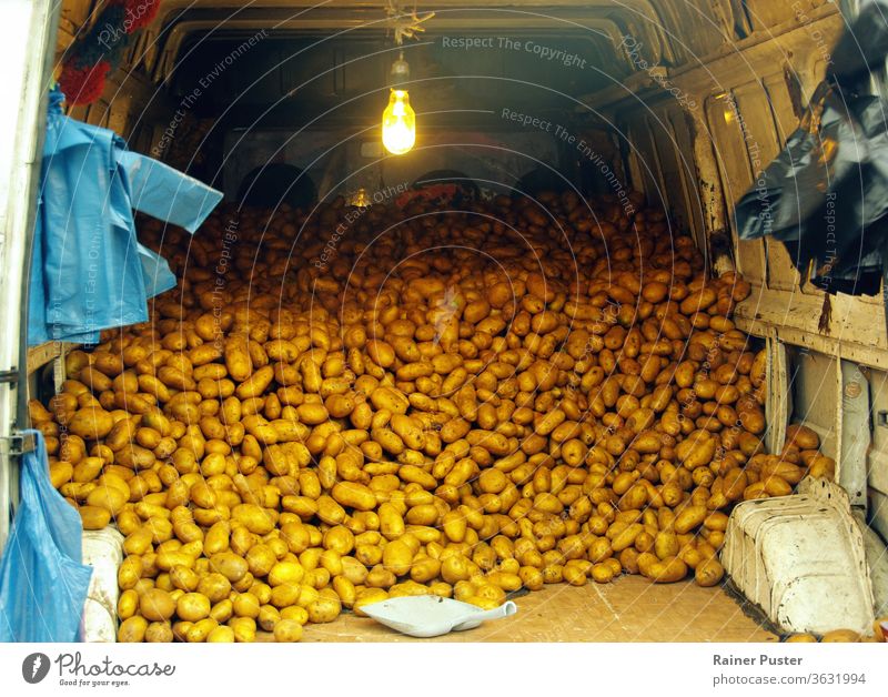 Rückseite eines mit Kartoffeln gefüllten Lieferwagens in Tibilisi, Georgien Ackerbau braun dreckig Lebensmittel Haufen schlecht einfach tibilisi Verkehr