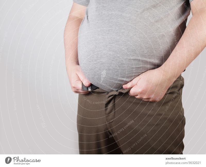 dicker Bauch - Hose passt nicht mehr Übergewicht Fettleibigkeit Adipositas Gewicht Gesundheit Bierbauch Mann männlich Diät ungesund Figur Körper fettleibig