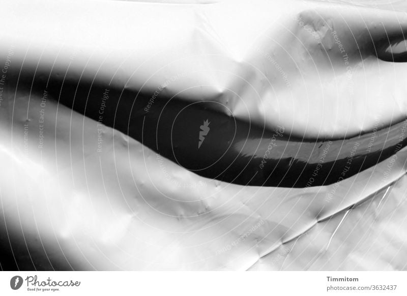 Eine Abdeckplane zeigt Rundungen Plane Kunststoff Schutz Strukturen & Formen rundungen Kontrast schwarz grau Menschenleer Abdeckung Linien abstrakt