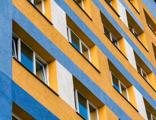 modernes Haus mit gelben und blauen Wänden und leeren Fenstern Ukraine Appartement Appartements Architektur Hintergrund Unteransicht Gebäude Großstadt