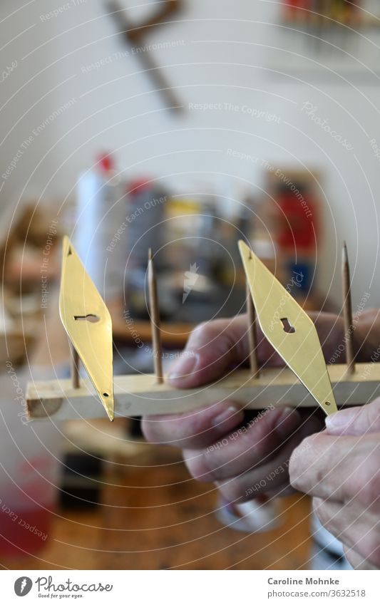 Messingbeschläge von Hand gefertigt Handwerk Schrank Handarbeit Handwerkskunst Werkstatt Werkzeug Gerät Beruf Arbeit & Erwerbstätigkeit alt manuell Fähigkeit