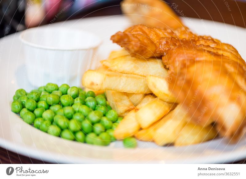 Traditionelles englisches Essen wie Fish and Chips Fisch Lebensmittel Erbsen breiig Englisch Knusprig Abendessen Briten Dorsch gebraten Mahlzeit Meeresfrüchte