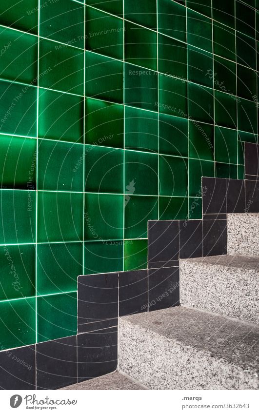 Treppenaufgang Fliesen u. Kacheln grün schwarz retro zuhause wohnen stufen Aufstieg