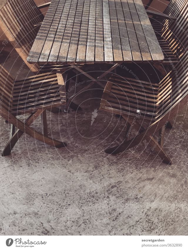 pflegebedürftig. Balkon Balkonmöbel Möbel Sonnenuntergang Tisch Stuhl Holzstuhl holzmöbel Klappstuhl Balkonien Menschenleer Farbfoto Sitzgelegenheit Einsamkeit