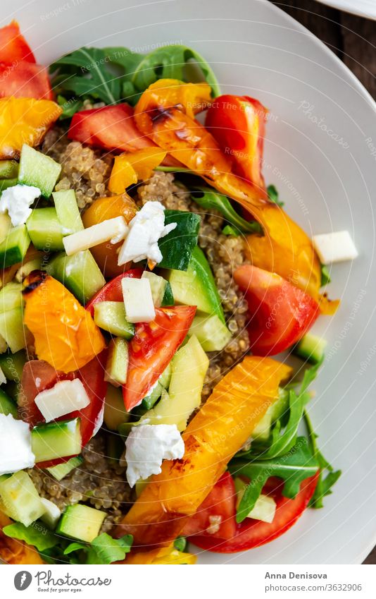 Quinoa mit Gemüse und Ziegenkäse Salatbeilage Gesundheit Lifestyle Lebensmittel Abendessen Essen Veganer Käse Vegetarier Teller Paprika Entzug Tomaten Diät
