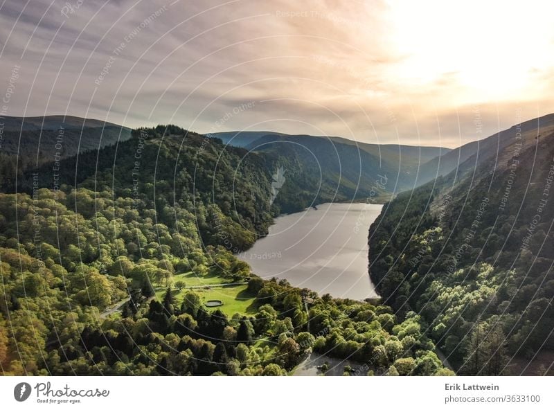 Wunderschöner See in den Bergen - Luftaufnahmen Wald Landschaft Natur reisen Wasser grün im Freien Park Reflexion & Spiegelung malerisch Himmel Ansicht