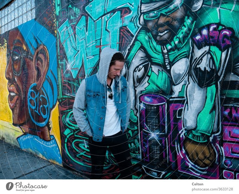 Mann hinter Graffiti-Mauer Kunst Spray Farbe farbenfroh Spaziergang Person Model Magazin menschlich Stadtzentrum