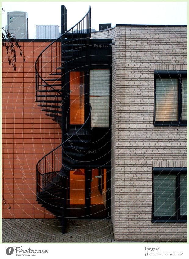 Wendeltreppe rot-weiß Architektur Treppe Stahltreppe geometrische Formen klare Linien Außenaufnahme