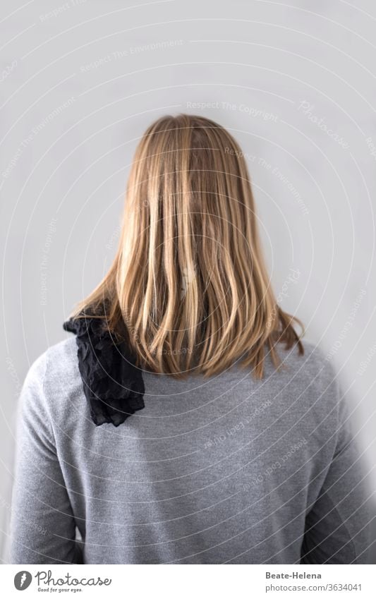 Frau von hinten: dennoch mit Profil ... jung Haare blond hübsch gesichtslos Schal T-Shirt Hinterkopf profiliert Haare & Frisuren feminin Ratespiel