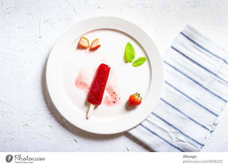 Leckere Erdbeer-Eis am Eis am Stiel auf weißem Hintergrund Speiseeis Mast Erdbeeren Dessert Lebensmittel süß kalt Stieleis Minze glacé Pop kleben frisch