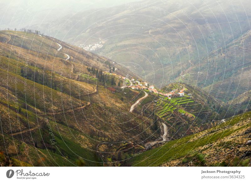 Kleine Illage am Hang des Serra da Estrela-Gebirges, Portugal serra da estrela Berge Dorf Berghang Feld Terrasse geschlängelt regnerisch Straße Weg