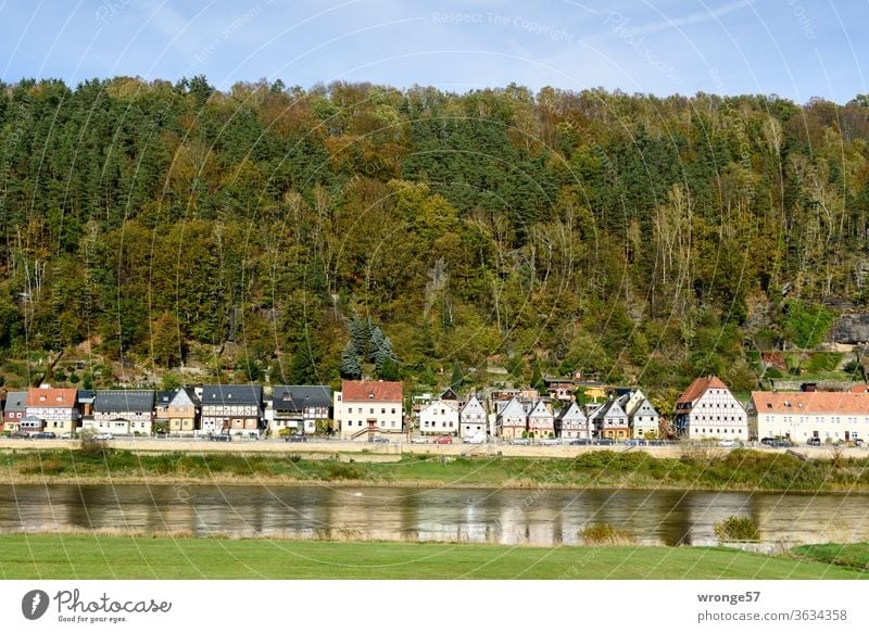 Blick über die Elbe auf den Ortsteil Postelwitz bei Bad Schandau mit den 7 Brüder Häusern Elbufer Sachsen Sächsische Schweiz Landschaft Außenaufnahme Farbfoto