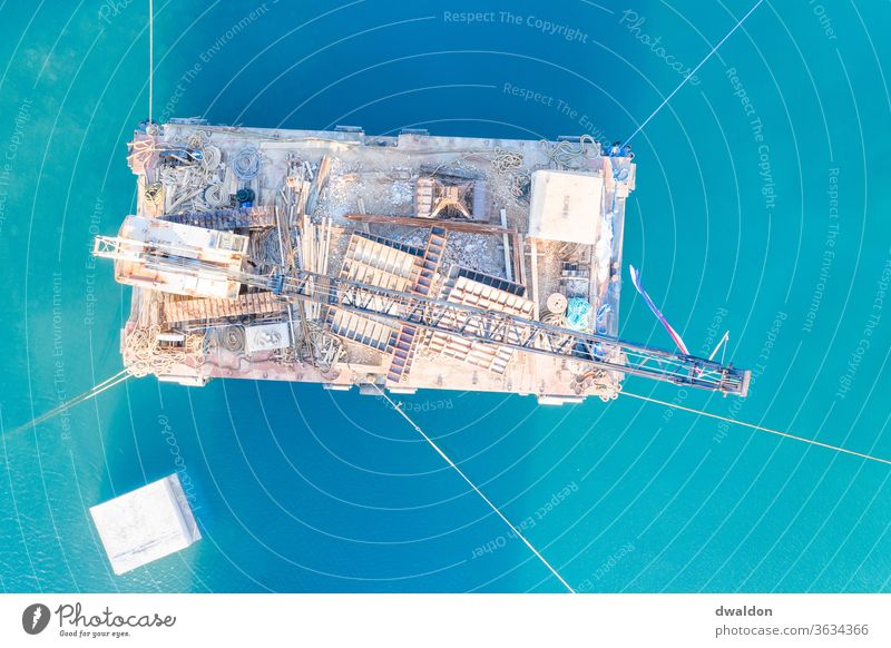 Kran im Wasser Dröhnen Kranich Meer Baustelle Konstruktion blau Luftaufnahme Antenne Luftbildfotografie DJI Vogelperspektive Außenaufnahme Natur Menschenleer