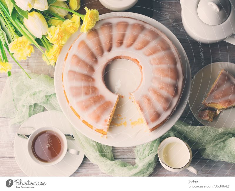 Napfkuchen mit Zuckerguss. Osterlich-festliches Dessert. Getönt Bund Kuchen Frühling Ostern Blumen Frühstück Pastell Farbe gelb grün hell Lebensmittel süß