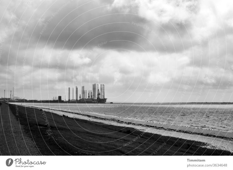 Industrieanlagen an der Nordsee Wasser Strand Türme Wolken Himmel Schwarzweißfoto Menschenleer Tag Dänemark Arbeit Umwelt