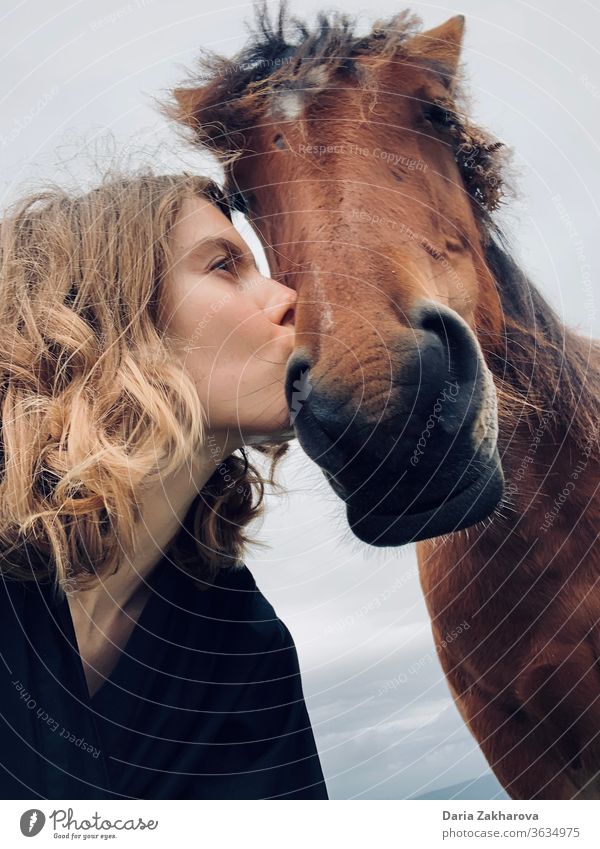Mädchen küsst das Pferd selbst Frau hourse Haustier Freunde Freundschaft Liebe Porträt jung Lifestyle Glück Zusammensein schön Zusammengehörigkeitsgefühl