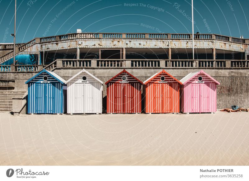 Jede Kabine an der Küste Strand MEER Sand Farben Meer Tourismus Himmel Ferien & Urlaub & Reisen Landschaft blau rot orange rosa weiß Pier touristisch Tourismus.