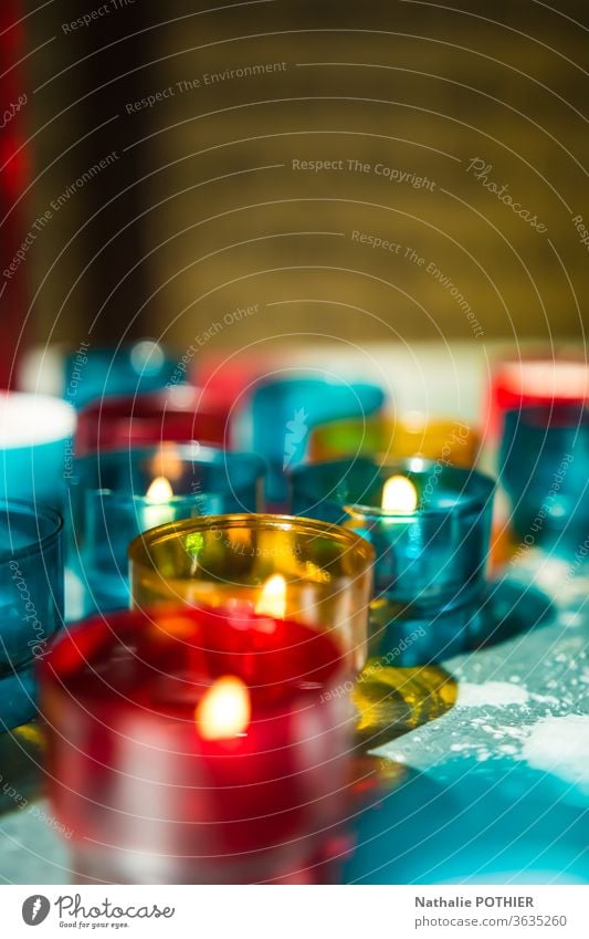 Kerzen in der Kirche Licht rot blau gelb Innenaufnahme Religion & Glaube Christentum Hoffnung Gebet Farbfoto Spiritualität Gottesdienst beten Haus Gottes