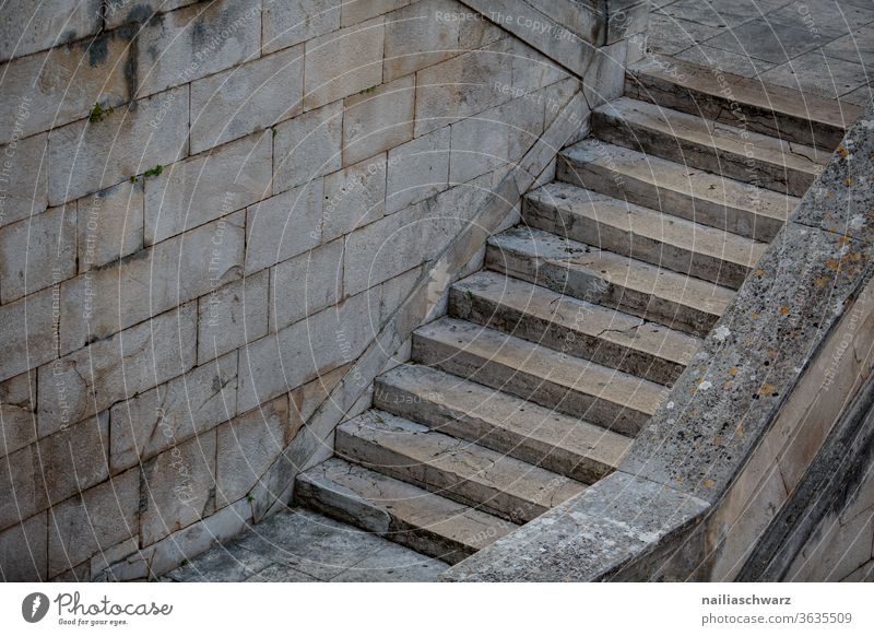 Teil von Treppe, Zadar treppensteigen Treppengeländer Altstadt Architektur architektonische Details Gebäude menschenleer stufe treppenstufe wand haus