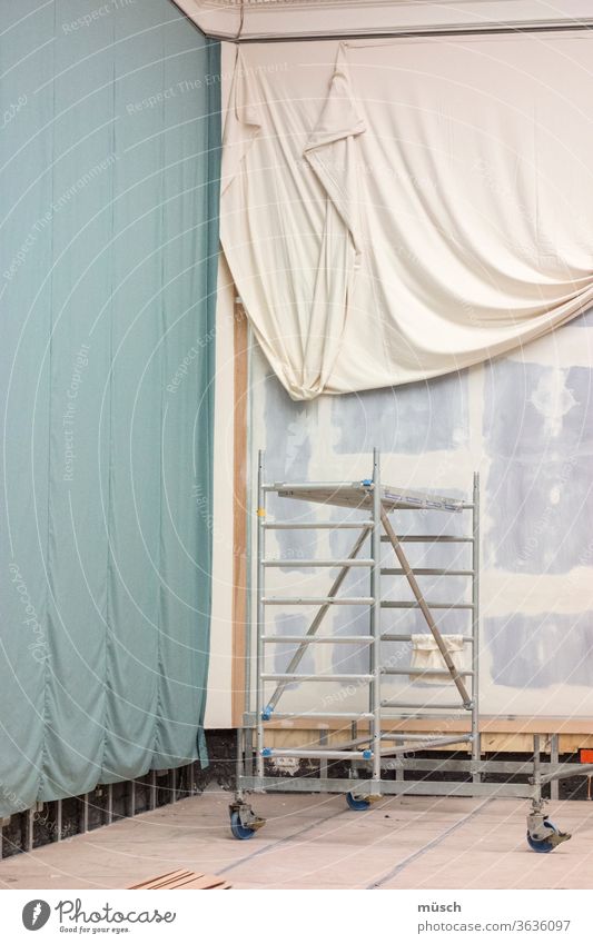 Wandarbeiten Renovierung Leiter Farbe Planung Maler Architekten Tücher abhängen Vorbereitung Raumhöhe weiß beige grün braun Falten Wellen Ecke