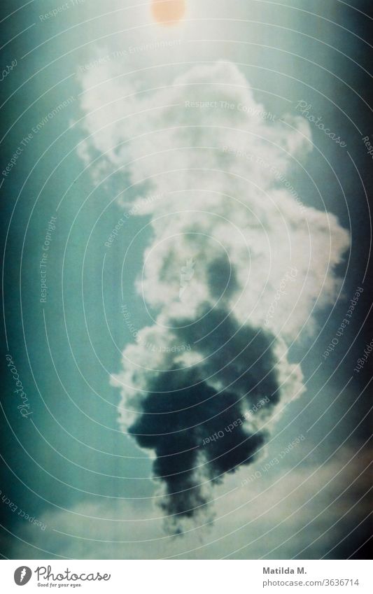 Rauch mit Sonne Petroleum jpg ohne Logo Randlichtabfall Wolken Hochformat Blau Gleb Gegenlicht Kunst Art Natur Industrie besonders