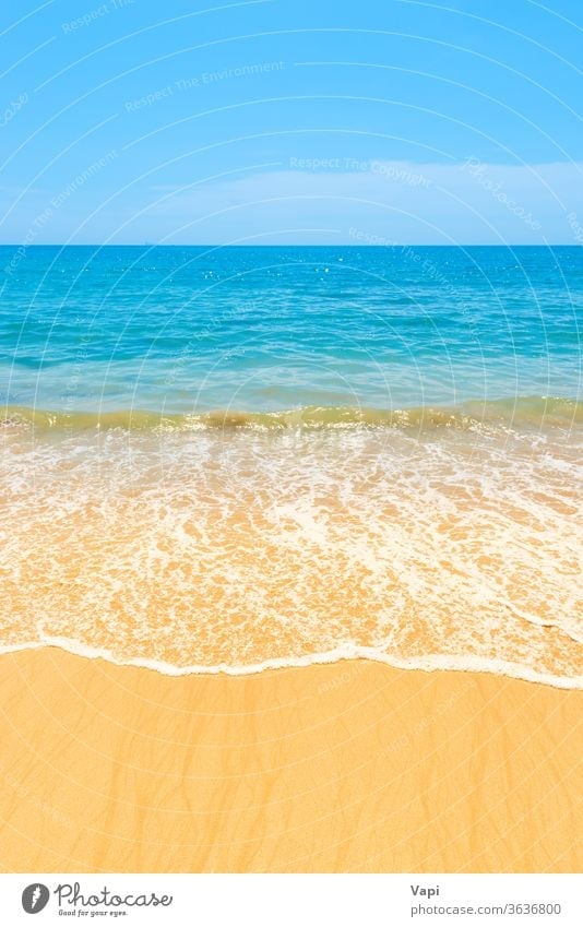 Blaues Meerwasser und Sandstrand MEER blau Strand Natur Hintergrund winken Sommer Wasser tropisch Brandung Sonne Landschaft Insel schön Meereslandschaft sonnig