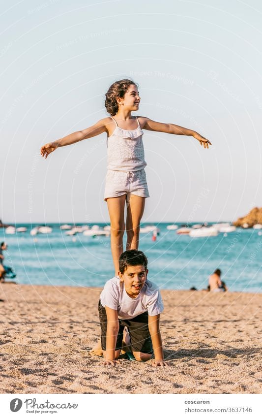 Zwei Kinder spielen am Strand Baby schön blau Bruder Kaukasier heiter Kindheit Küste Konzepte niedlich Tochter Familie Spaß Mädchen Fröhlichkeit Glück