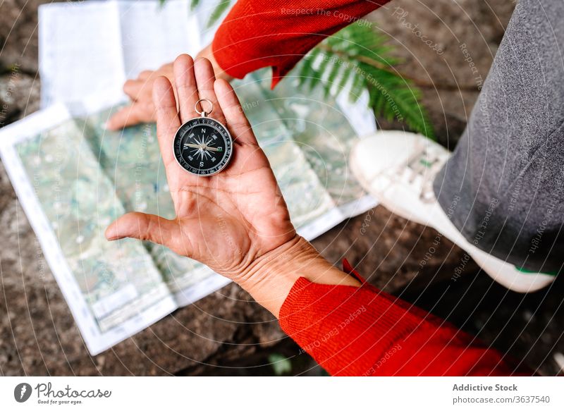 Ältere Frau beim Navigieren mit Kompass und Karte navigieren sich orientieren Reisender Wald Landkarte lesen Tourist älter Abenteuer Ausflug reisen Urlaub