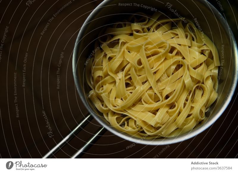 Frisch gekochte Spaghetti mit abgekochtem Wasser Topf kochen Spätzle entfernen erledigt al dente selbstgemacht Utensil Prozess vorbereiten Italienisch