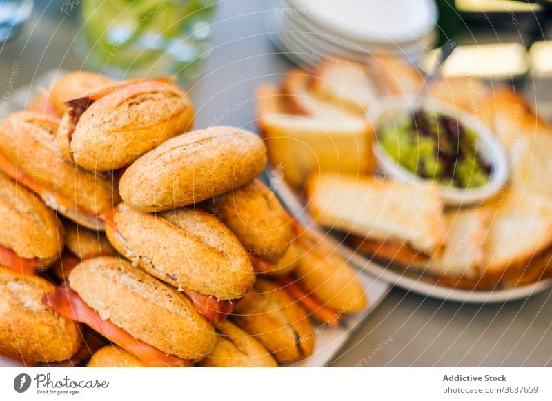 Nahaufnahme von leckeren Sandwiches auf dem Tisch Belegtes Brot Speck heimwärts Party Lebensmittel Mahlzeit Teller Snack frisch dienen süß geschmackvoll Gebäck