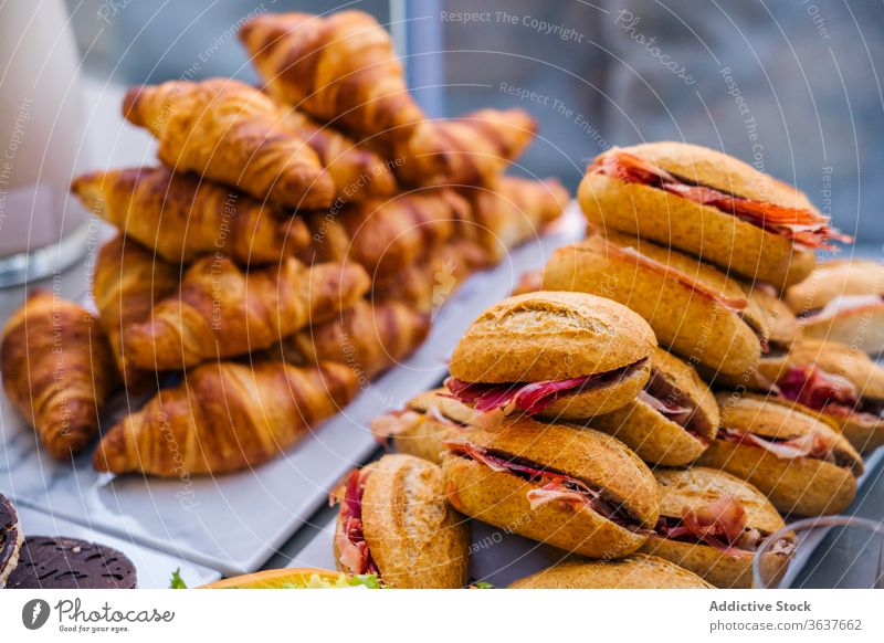 Leckere Sandwiches und Croissants auf dem Tisch Belegtes Brot Speck heimwärts Party lecker Lebensmittel Mahlzeit Teller Snack frisch dienen süß geschmackvoll