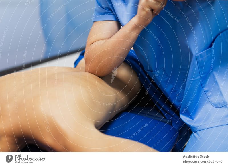 Orthopäde massiert den Rücken eines gesichtslosen männlichen Patienten mit Ellbogen Chiropraktiker Massage geduldig Gesundheitswesen Praktiker professionell