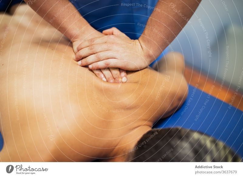 Orthopäde massiert den Rücken eines Sportlers während einer ärztlichen Untersuchung geduldig Wiederherstellung untersuchen professionell Osteopathie