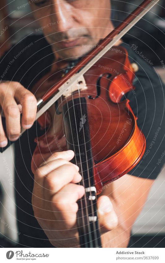 Anonymer männlicher Musiker, der Geige spielt spielen Instrument Mann Talent Schot Geiger Melodie ethnisch hispanisch ausführen Probe Klang unterhalten Hobby