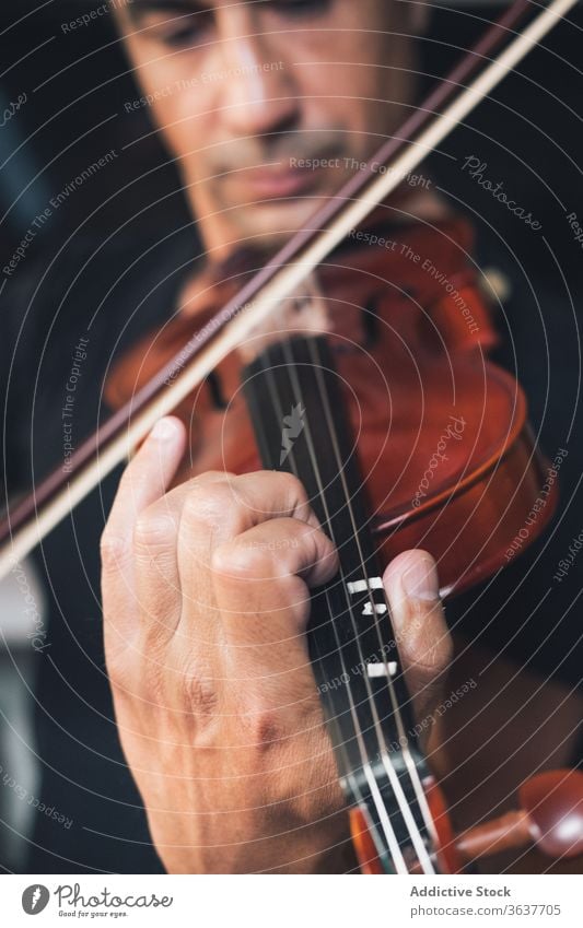 Ethnischer männlicher Musiker, der Geige spielt spielen Instrument Mann Talent Schot Geiger Melodie ethnisch hispanisch ausführen Probe Klang unterhalten Hobby