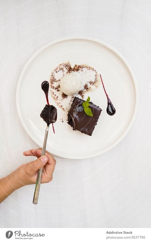 Erntehelfer genießt Schokoladenkuchen mit Eiscreme Kuchen Dessert Speiseeis Restaurant Gebäck lecker süß Ganache Konditorei Zucker frisch Geschmack