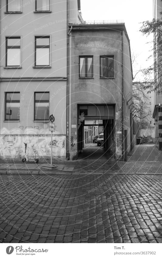 auch ein Zuhause Berlin Mitte Altbau Einfahrt Haus Fenster Fassade Stadt Stadtzentrum Menschenleer Hauptstadt Altstadt Tag Außenaufnahme Bauwerk Architektur