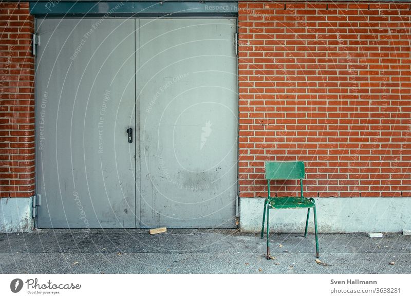 grüner Stuhl vor einer Wand Minimalismus Hafengebiet abstrakt verrotten urban uster Zauberstab weiss Sitzgelegenheit leer Stühle Aus Sommer Möbel Menschenleer