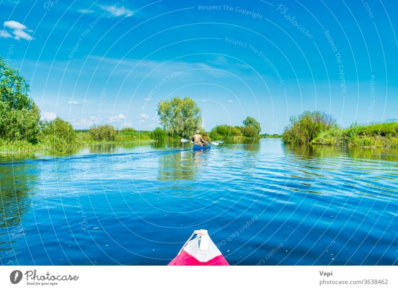 Kajakfahrt auf blauer Flusslandschaft Natur Kajakfahren Wasser Kanu Boot Paddel reisen See Sommer Urlaub Sport im Freien Person Erholung entspannend Freizeit