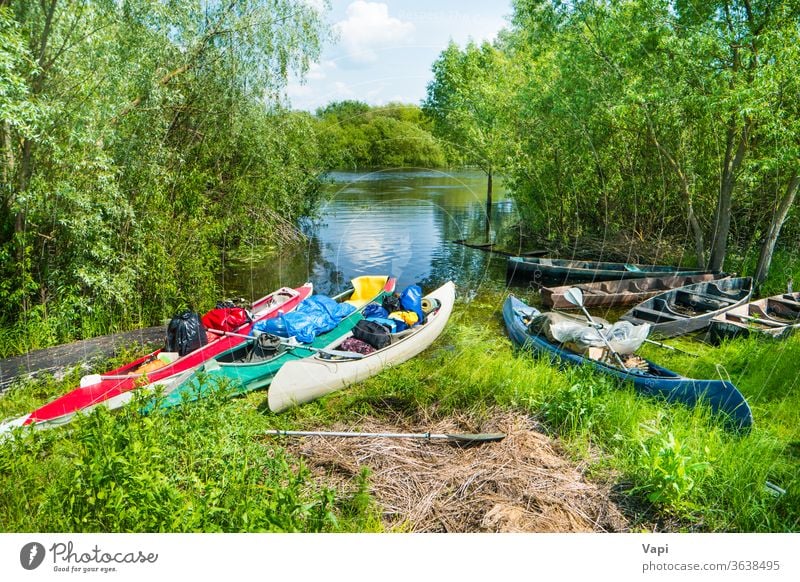 Viele beladene Kajaks mit Fracht auf dem Fluss Boot Wasser Kanu Bäume Aktivität Sommer Urlaub reisen Taschen Ladung aufgeladen Fischerboot Sträucher Baum