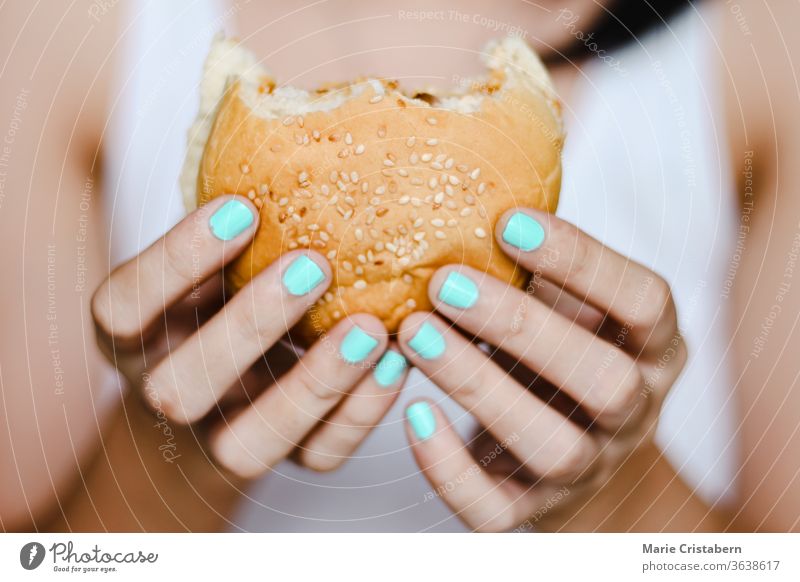 Nahaufnahme von Händen, die einen halb gegessenen hausgemachten veganen Burger halten Veganer-Burger Essen Diät Beteiligung Veganismus abschließen Lifestyle
