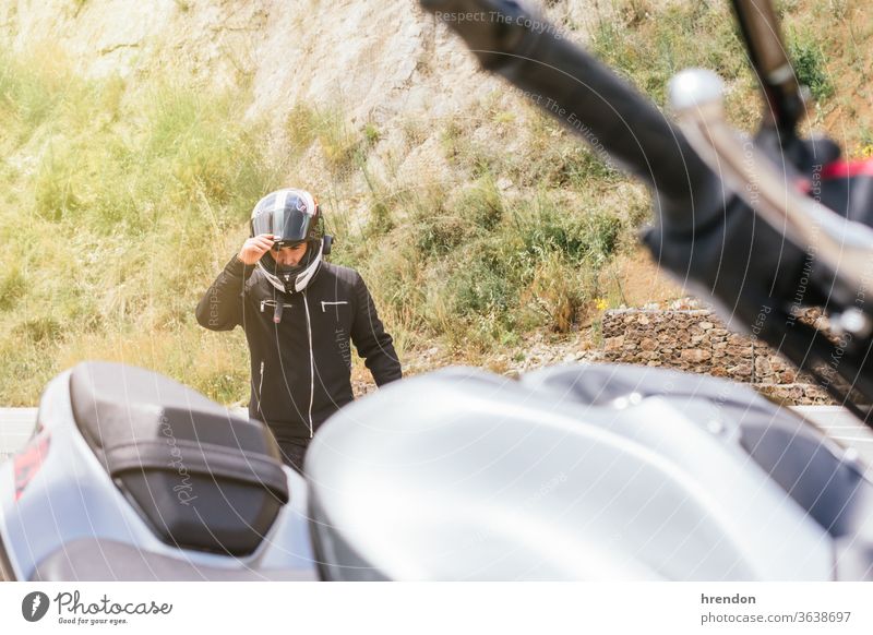 Biker mit Helm auf Motorrad Freiheit Fahrrad im Freien Verkehr Transport reisen Reise Laufwerk Geschwindigkeit Schutzhelm Fahrzeug Reiten Reiter Abenteuer