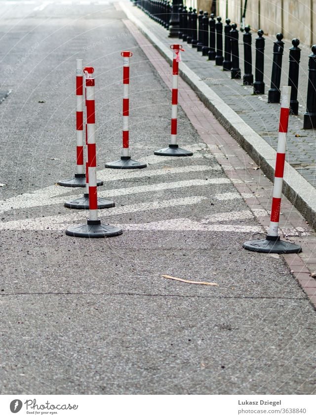 Weiße und rote Verkehrskegel Haufen Risiko Begrenzung Unfall Sicherheit Vorsicht Straßenbelag industriell Fußgänger im Freien urban Nahaufnahme Ermahnung weiß