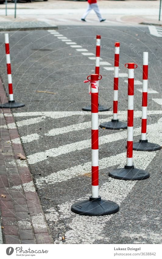Weiße und rote Verkehrskegel Haufen Risiko Begrenzung Unfall Sicherheit Vorsicht Straßenbelag industriell Fußgänger im Freien urban Nahaufnahme Ermahnung weiß