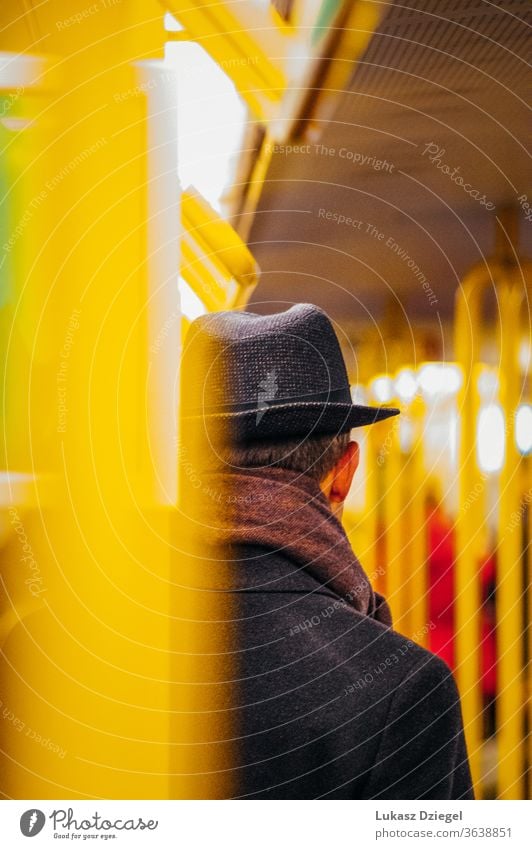 Mann mit Hut in der U-Bahn Vermittler altehrwürdig reifer Erwachsener Stil Gangsterin altmodisch Glamour retro lässig inkognito Gefahr Deckung versteckend