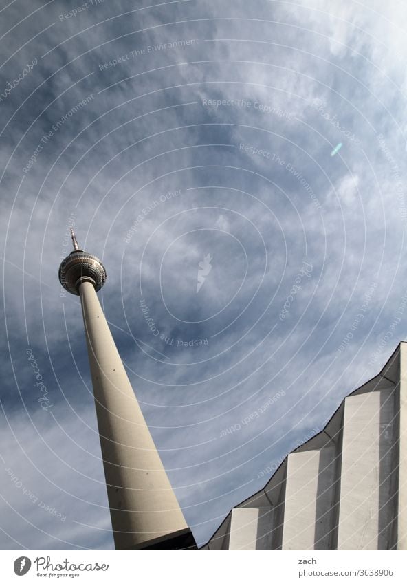 auf und ab blau himmelblau hoch Himmel Sehenswürdigkeit Architektur Turm Alexanderplatz Wahrzeichen Berliner Fernsehturm Hauptstadt Stadtzentrum Berlin-Mitte