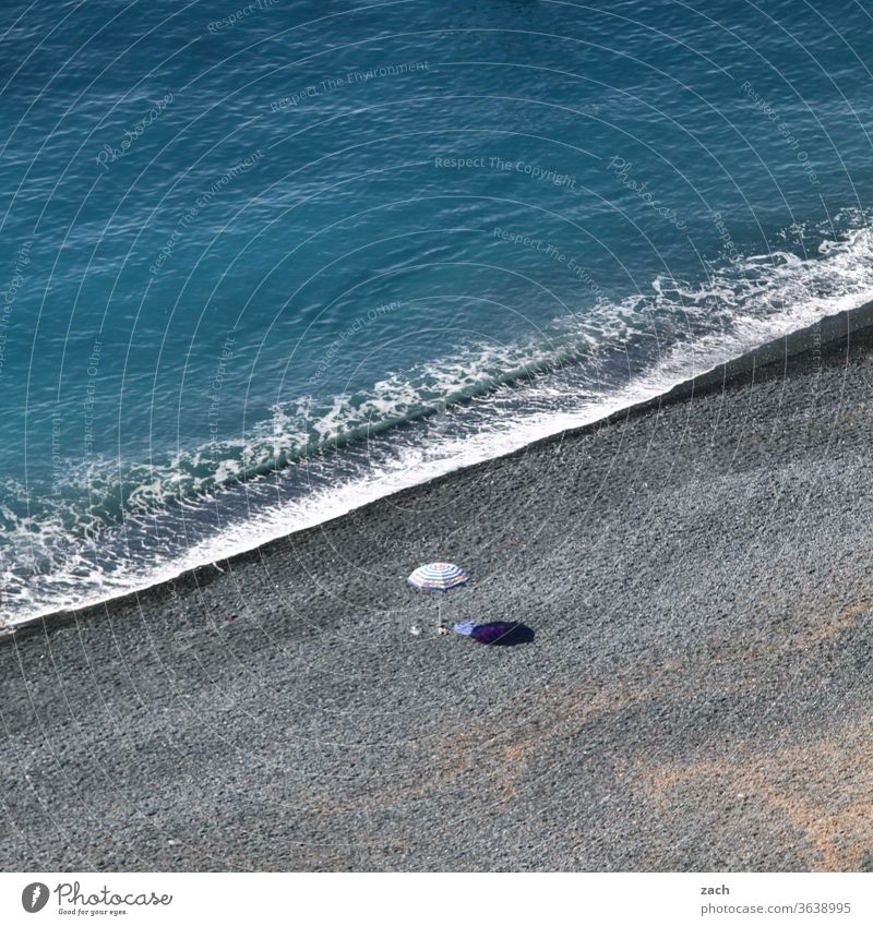Urlaubsfeeling 2020 Meer Strand Strandleben Sonnenschirm Küste Wasser Sand grau blau Schatten Einsamkeit Menschenleer Ferien & Urlaub & Reisen Sommer